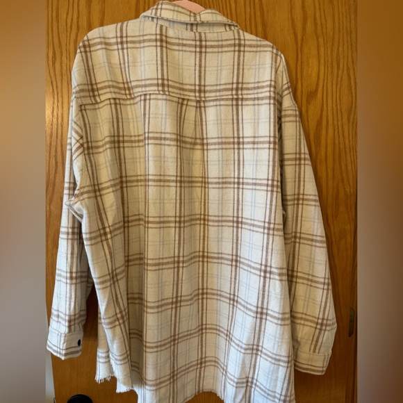 Plaid Beige Women's lightweight shacket - Picture 5 of 6